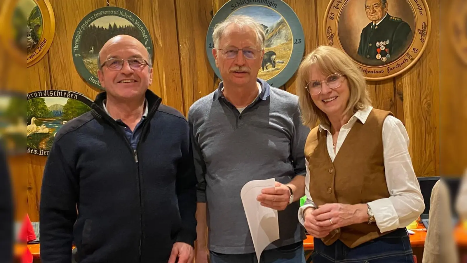 Karl Brunnhuber (Mitte) und Sissi Fuchsenberger gratulierten Josef Pfisterer zum Sieg. (Foto: SPD Berg)