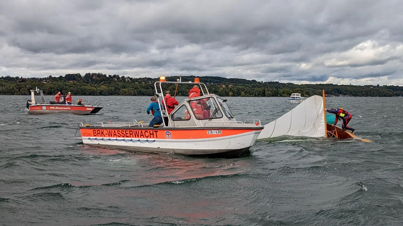 Die Wasserwacht Feldafing wurde zum einem gekenterten Segelboot 500 Meter vor Niederpöcking gerufen. (Foto: Kreiswasserwacht Starnberg)