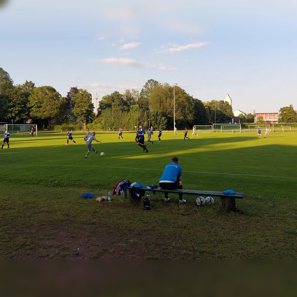 An der Bezirkssportanlage Westpreußenstraße spielt der SV Helios-Daglfing. An die Sportanlage des erfolgreichen Vorgängers SpVgg Helios erinnert heute nichts mehr. (Foto: bas)