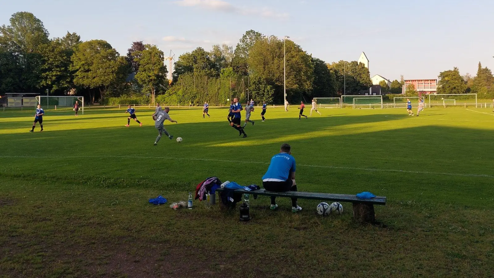 An der Bezirkssportanlage Westpreußenstraße spielt der SV Helios-Daglfing. An die Sportanlage des erfolgreichen Vorgängers SpVgg Helios erinnert heute nichts mehr. (Foto: bas)