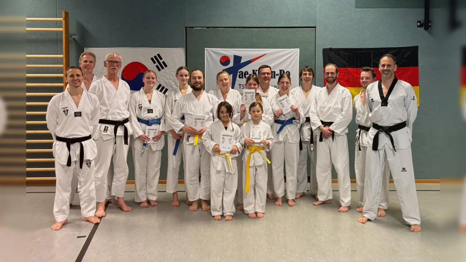 Die erfolgreichen Teilnehmerinnen und Teilnehmer der Taekwondo-Gürtelprüfung in Schwabhausen. (Foto: TSV Schwabhausen )