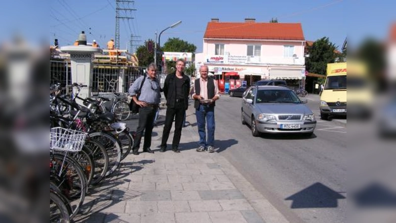 Paul Bickelbacher, Siegfried Benker und Romanus Scholz (v.l.) machten sich ein Bild über das Verkehrschaos am Nordeingang des Pasinger Bahnhofs. Mit einem Forderungskatalog möchten sich die Grünen/Rosa Liste diesem Pasinger Teil annehmen. (Foto: US)