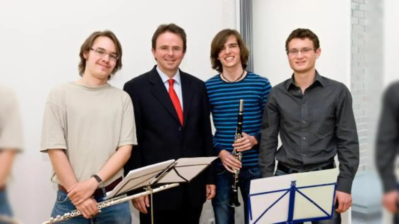 Zu Ehren seines obersten Dienstherren, des Bundesbeauftragten Jens Kreuter (2. v. l.), spielte das bundesweit einzigartige Zivildienstorchester mit Florian Wiekert, Florian Ehrat und Johannes Kirchhofer (v. l.). (Foto: imm)