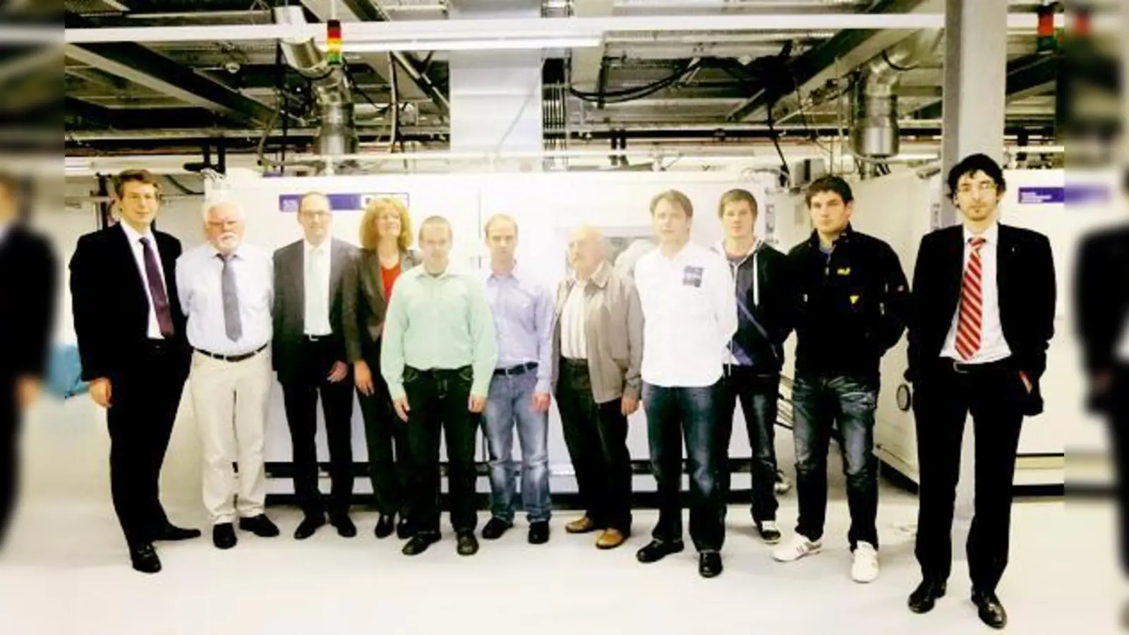 Markus Blume, Norbert Riedel, Bernhard Seidenath, Kornelia Mahne, Markus Hofner, Christoph Hofner, Blasius Osterauer, Josef Götz, Thomas Böswirth mit Daniel Quinger (rechts) im Batterie-Testlabor.	 (Foto: VA)