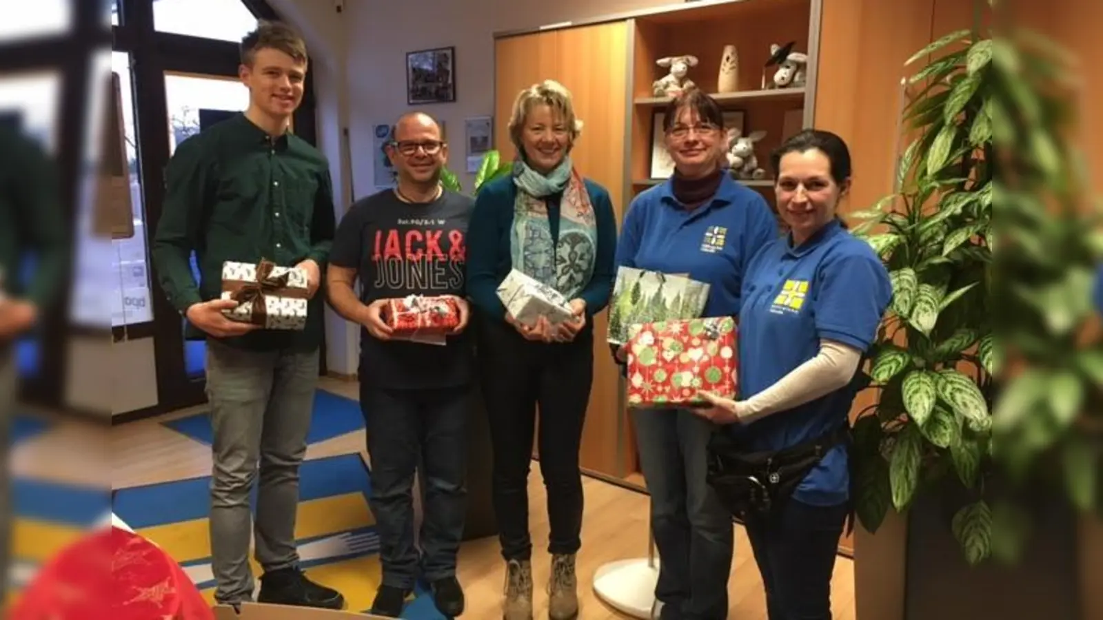 Daniela Gohl, Mario Romagnuolo und Andreas Kaiser von der AWO übergaben die Päckchen beim Team von „Hilfreiche Hände”. (Foto: AWO Germering)