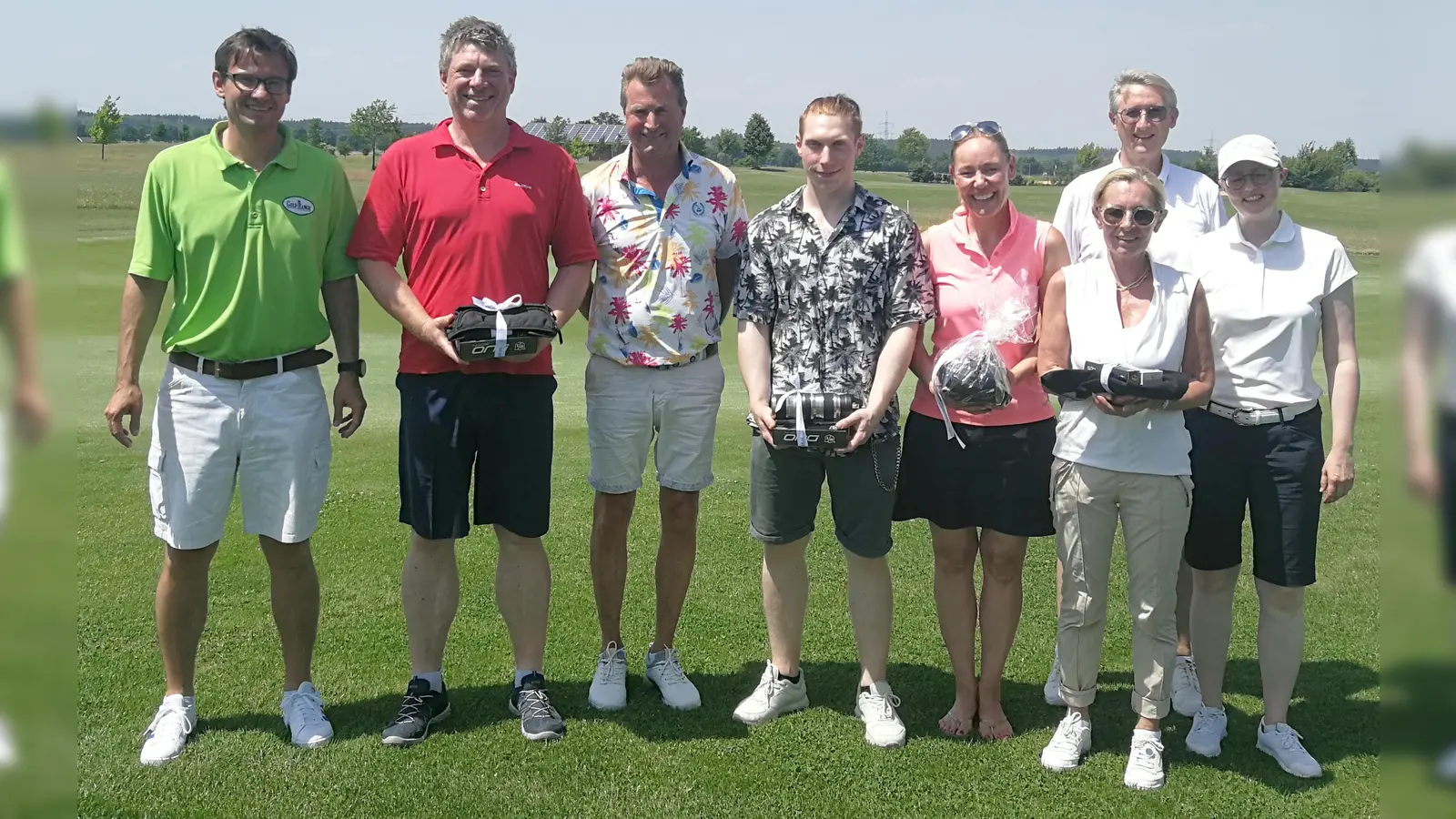 Das Siegerfoto (von links): Andreas Aumann (Anlagenleitung), Markus Ried, Andreas Stockinger, Philipp Erdmann, Veronika Betz, Sonja Schattenkirchner sowie die Sponsoren Walter Drum und Christine Widmann.<br> (Foto: Club)