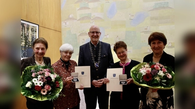 Die Gemeinde Krailling hat zwei neue Bürgermedaillenträgerinnen (v.l.) Laudatorin Eleonore Zwißler, Geehrte Ursula Steigemann, Bürgermeister Rudolph Haux, Geehrte Karin Wolf und Laudatorin Christine Borst. (Foto: D.Widmann)