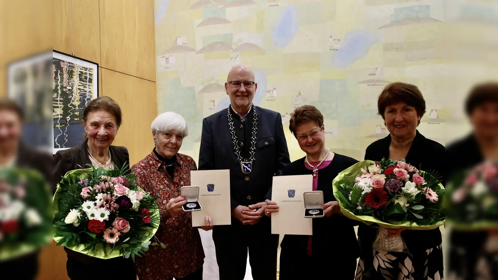 Die Gemeinde Krailling hat zwei neue Bürgermedaillenträgerinnen (v.l.) Laudatorin Eleonore Zwißler, Geehrte Ursula Steigemann, Bürgermeister Rudolph Haux, Geehrte Karin Wolf und Laudatorin Christine Borst. (Foto: D.Widmann)