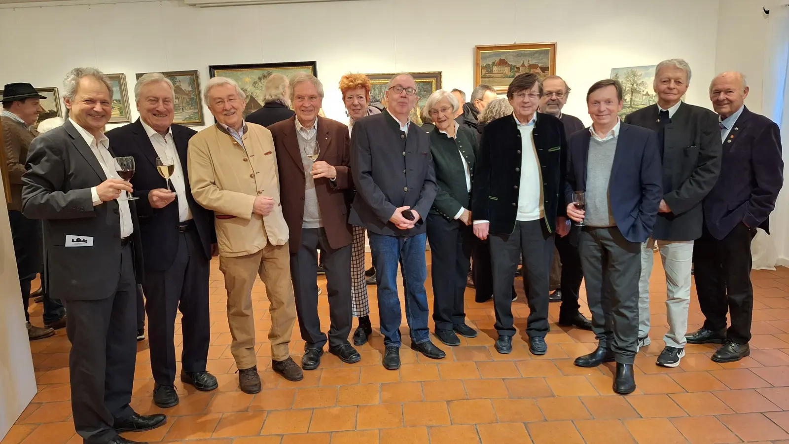 Das Foto zur Finissage zeigt (von links) Andreas Ellmaier, Peter Igl, Tilmann Steiner, Johann Wittmann, Annemarie Lucke, Johannes Wimmer, Ursula Günther, Fred Huber, Helmut Aschl, Peter Berg, Albert Baumbach und Karl Grandl.<br> (Foto: D.Boehm)