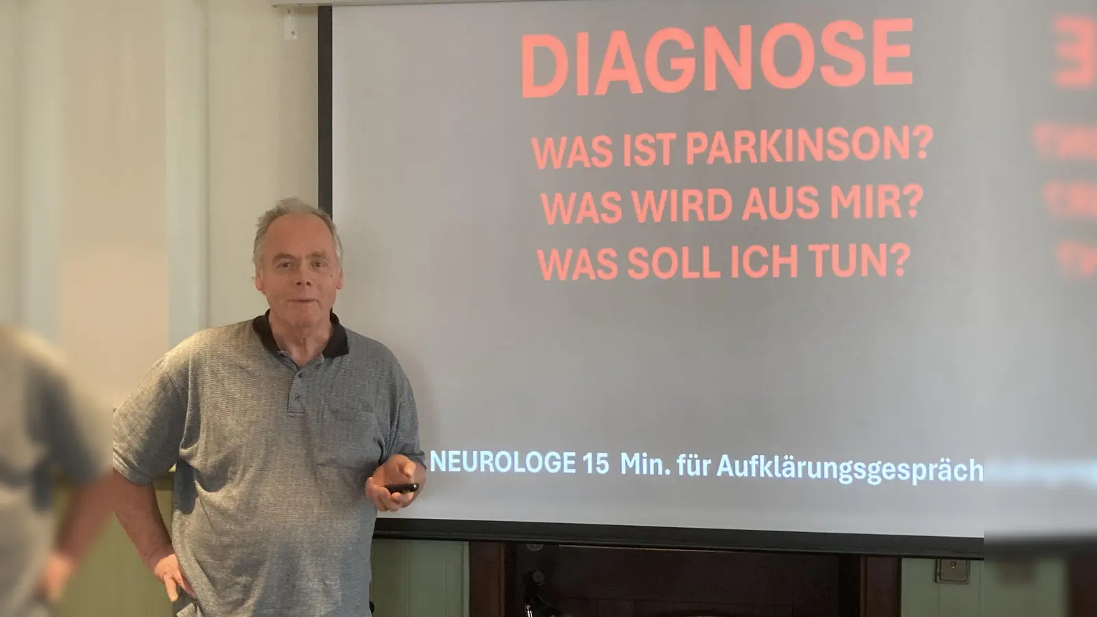 Klaus Englert bei seinem Vortrag: Auswege aus dem Labyrinth Parkinson. (Foto: Riediger)