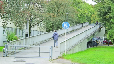 Bürger wünschen sich schon seit vielen Jahren, dass die Fußgängerbrücke über die Landshuter Allee, auf Höhe der Heideck- und Braganzastraße, offiziell auch für Radfahrer freigegeben wird. (Archivbild: sb)