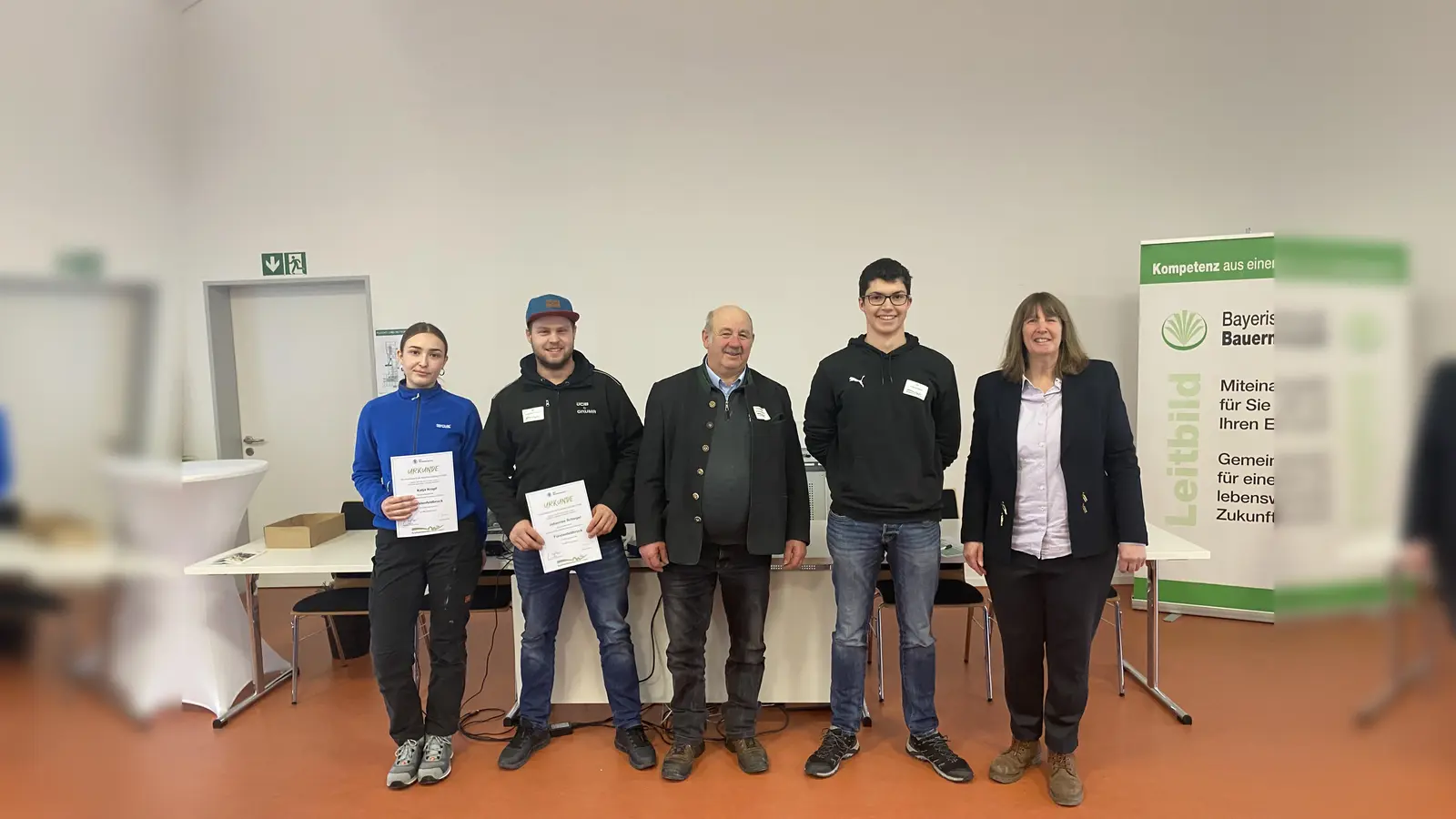 Katja Krapf aus Prittriching (3. Platz), Johannes Schlegel aus Dasing (2. Platz), Simon Sedlmair, Kreisobmann von Dachau, Felix Schleich aus Peiting (1. Sieger des Berufswettbewerbes) und Sabine Weindl, Stellvertreterin und Bereichsleiterin Landwirtschaft im Amt für Ernährung, Landwirtschaft und Forsten FFB (von links nach rechts). (Foto: Bayerischer BauernVerband)