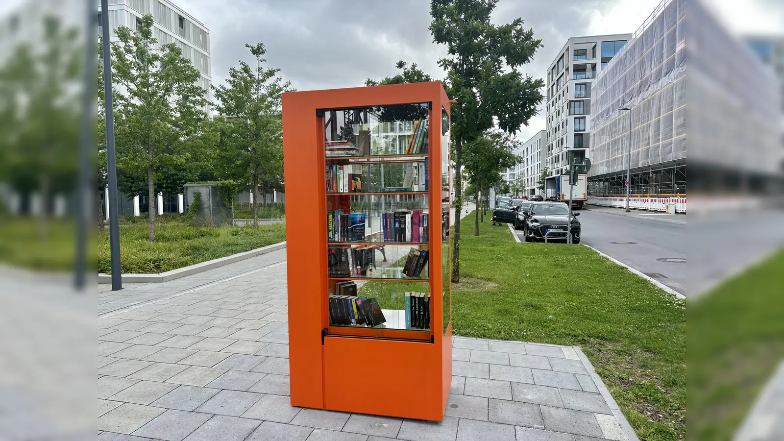 Ganz neu: In der Hermine-von-Parish-Straße steht der dritte Bücherschrank des Stadtbezirks 21. (Foto: Ulrike Seiffert)