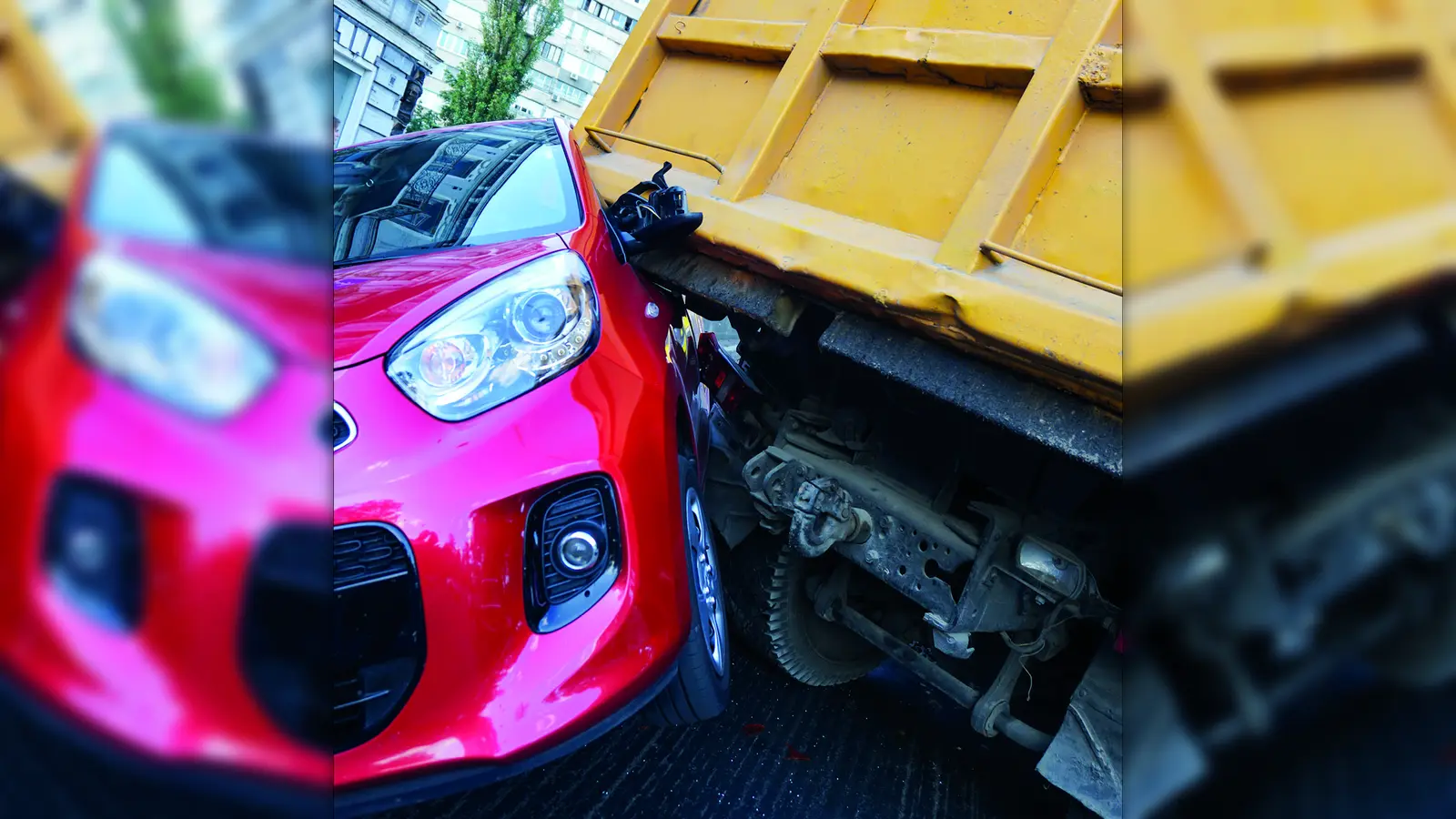 Nach einem Unfall geht es nicht nur um die Reparaturkosten, sondern auch um die Wertminderung des eigenen Fahrzeugs. Grundlage ist das Gutachten eines Kfz-Sachverständigen. Wer auf Nummer sicher gehen will, achtet bei seiner Versicherung auf eine möglichst lange Neuwertentschädigung. (Foto: W. Mathipikhai/123rf/Itzehoer)