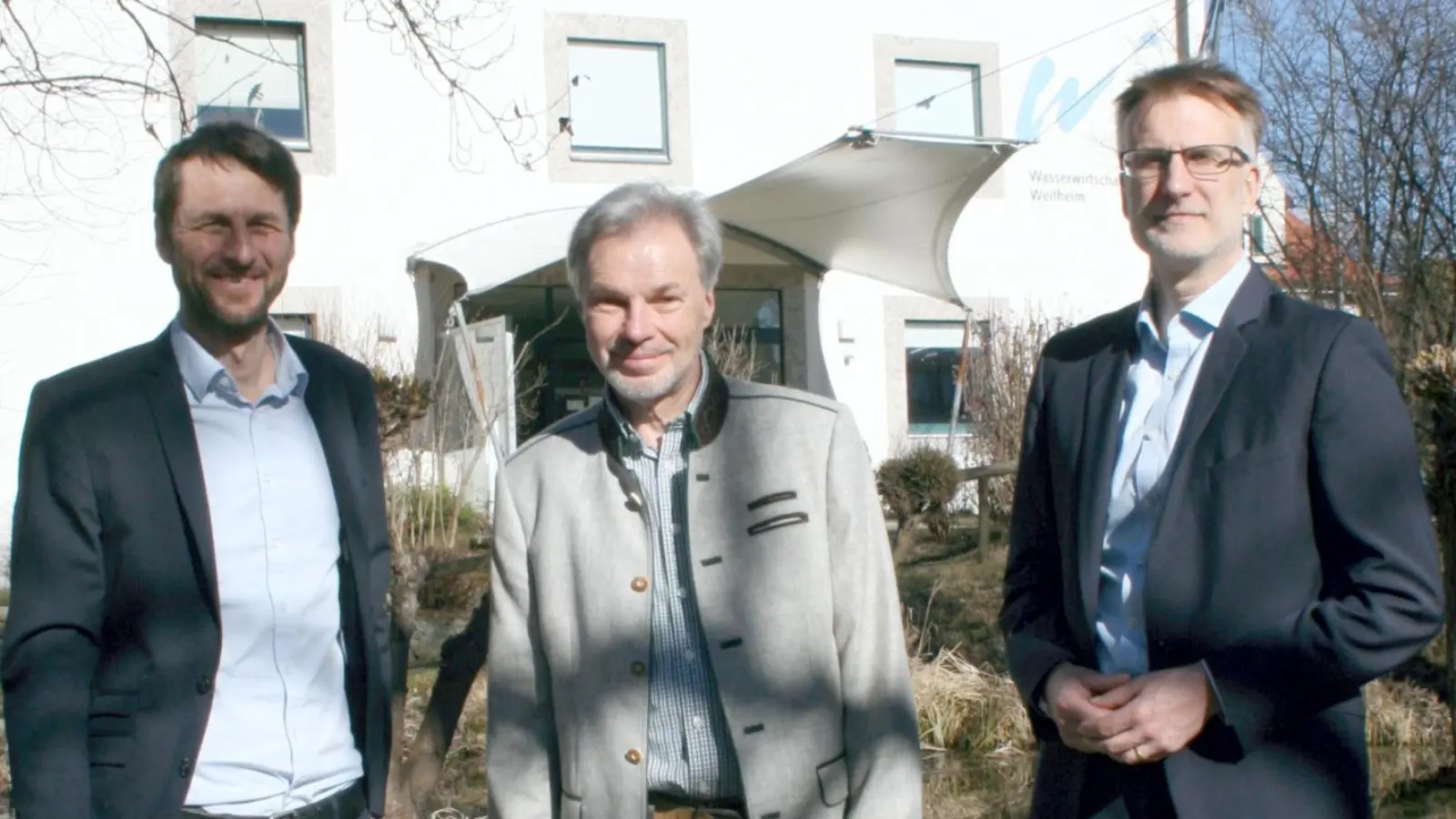 Behördenleiter Korbinian Zanker (links) verabschiedete seinen Stellvertreter Johannes Riedl (Mitte) in den Ruhestand und begrüßte Dr. Andreas Kolbinder als dessen Nachfolger.  (Foto: Wasserwirtschaftsamt Weilheim)