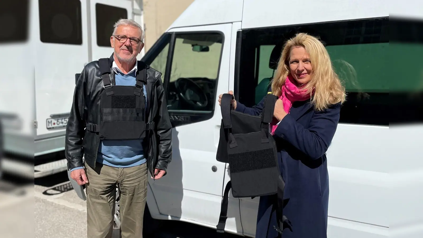 Hildebrecht Braun, Kreisvorsitzender der FDP München Süd, (links) hat mit Unterstützung der Landtagsabgeordneten Julika Sandt (rechts) und vieler Helfer 50 Schutzwesten an die Ukraine gespendet. (Foto: FDP)