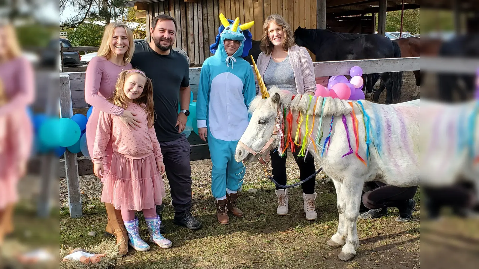 Bei der Buchvorstellung durfte natürlich auch ein fast echtes Einhorn nicht fehlen. (Foto: Ehmann)