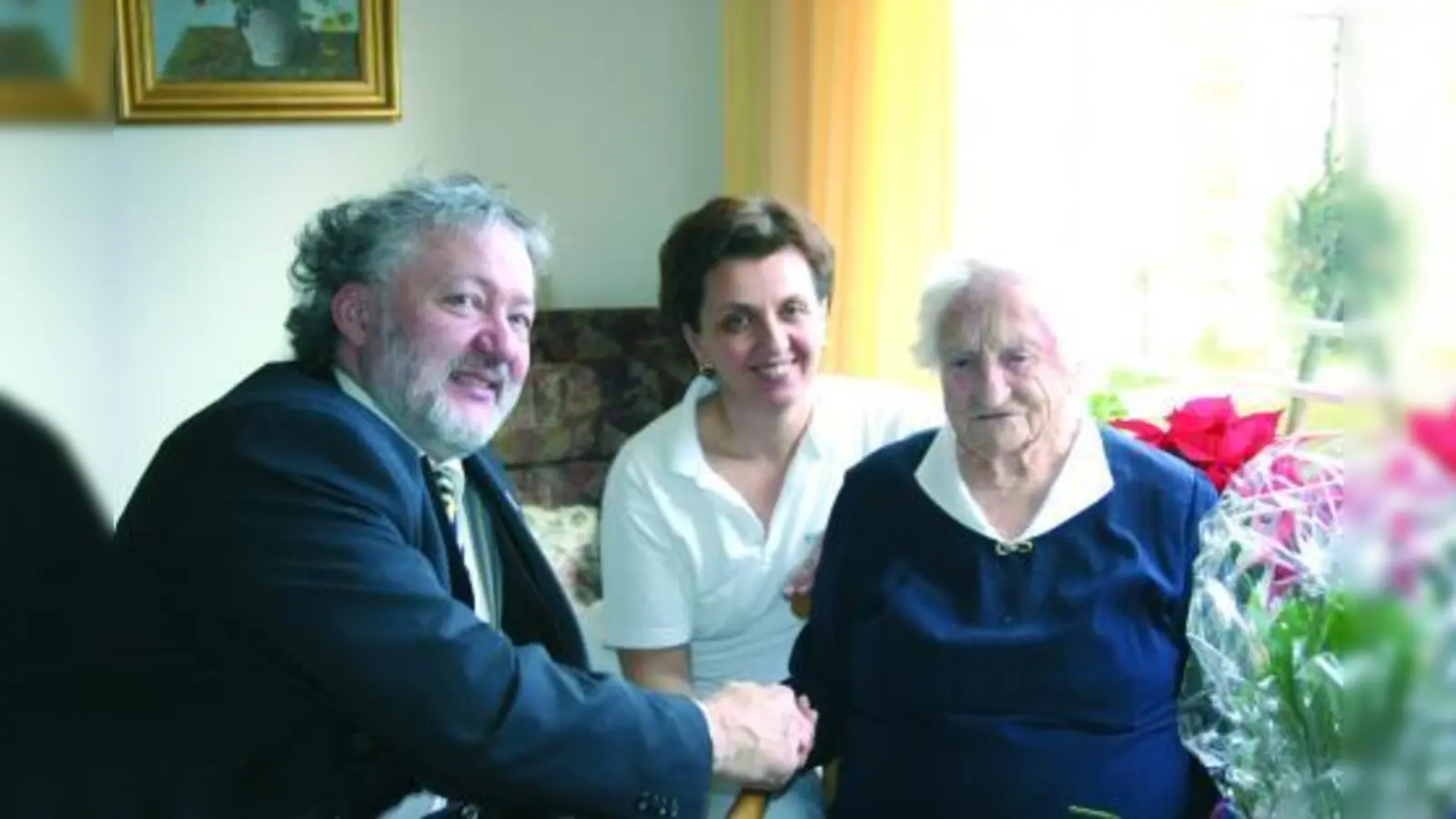 Mathilde Steitz (r.) mit ihrer Pflegerin Begzada Malkoc (M.) und Stadtrat Reinhard Bauer, der im Namen der Stadt zum 103. Geburtstag gratulierte. (Foto: sk)