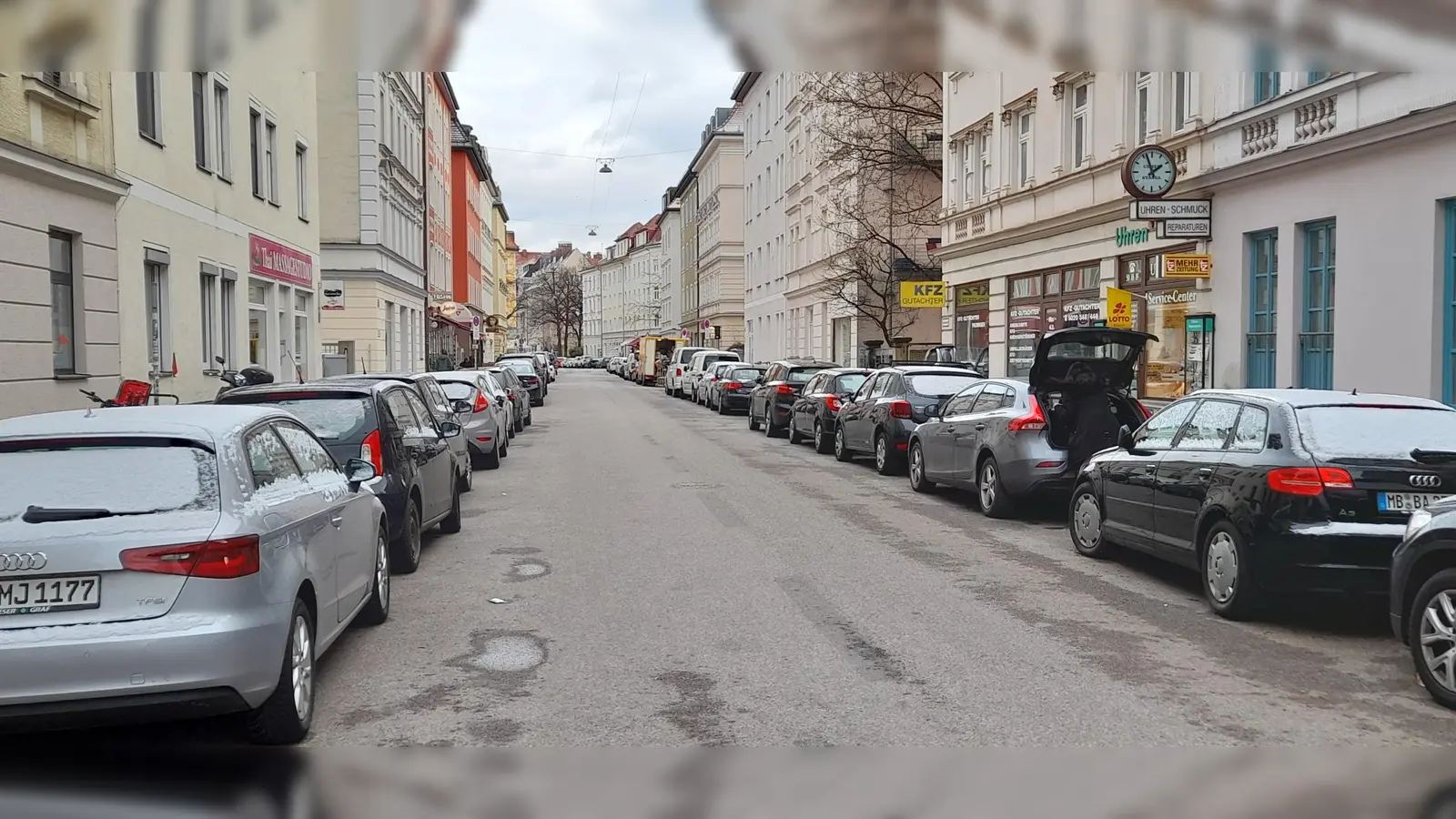 Im Sommer könnte es in der Kazmairstraße, zwischen Ligsalz- und Ganghoferstraße, grüner werden. Ein Projekt mit Baumtrögen ist geplant. (Foto: Beatrix Köber)