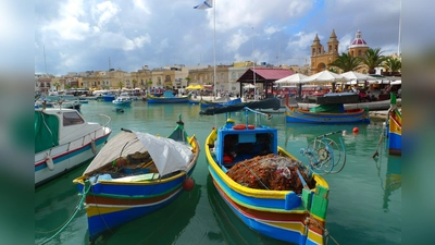 Malerisch: Typisch für die kleine Hafenstadt Marsaxlokk sind die bunten Fischerboote. (Foto: Siegfried Weber)