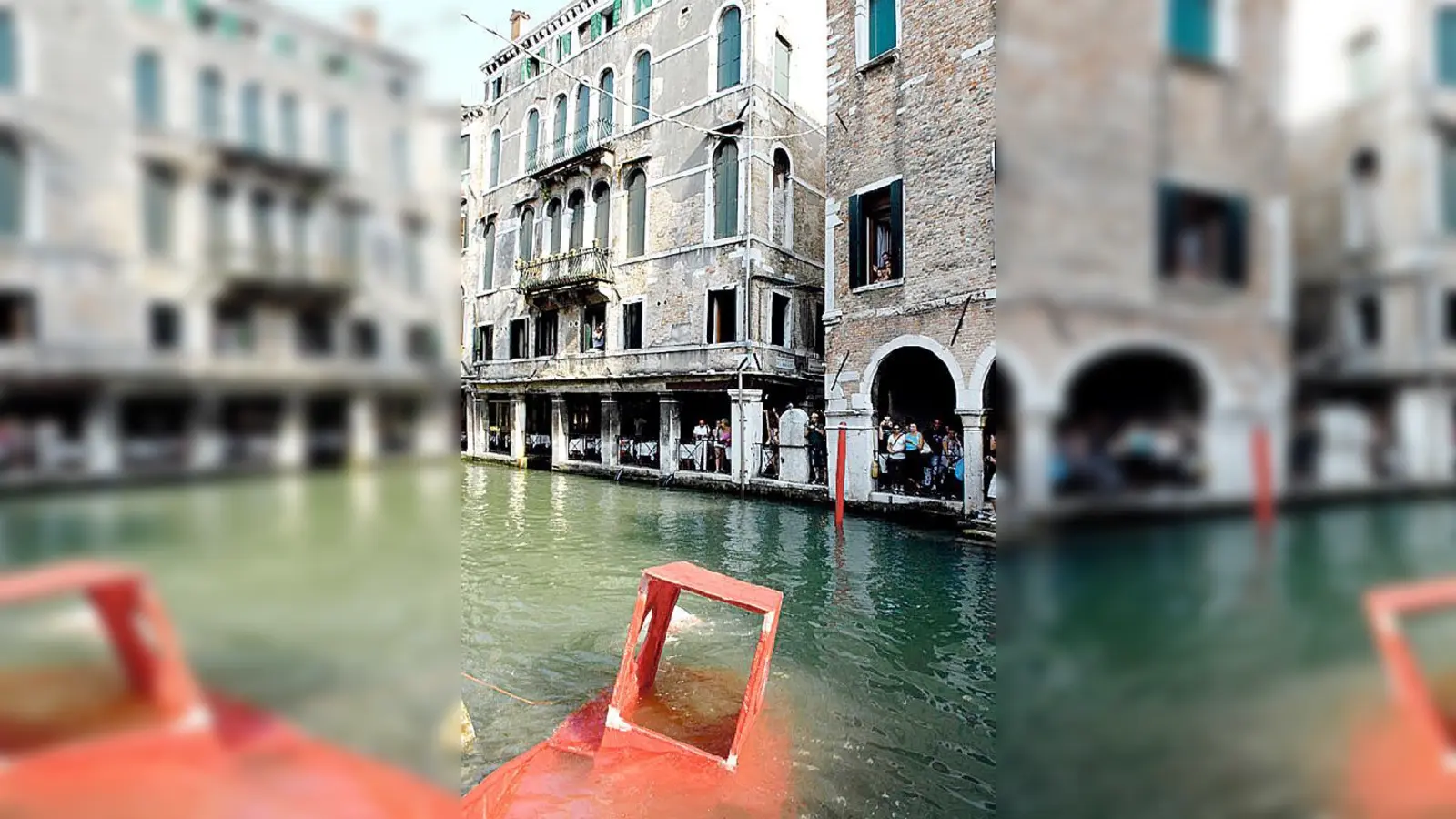 Berg- aber nicht wassertauglich: Das rote Boot der Münchner Künstler sank in einem venezianischen Kanal. 	 (Foto: VA)