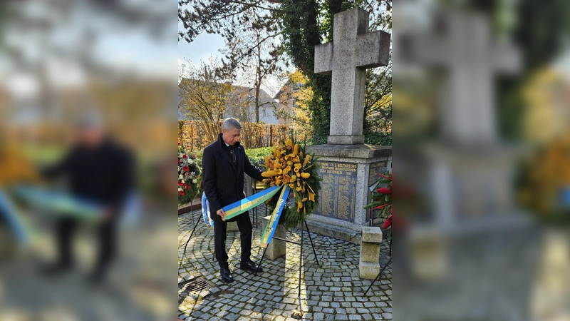 Am Volkstrauertag wurde in ehrendem Gedenken an die in den Kriegen Gefallenen Kränze niedergelegt. (Foto: Stadt USH)