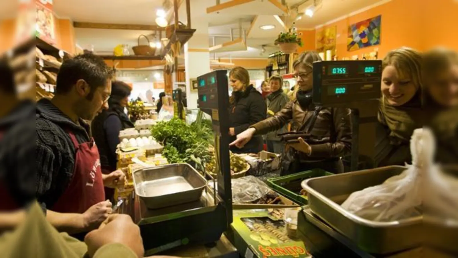 Kritische Konsumenten setzten ein Zeichen: beim Carrotmob im Lebensmittelladen Löwenzahn.  (Foto: Anette Kulp/Green City e.V.)