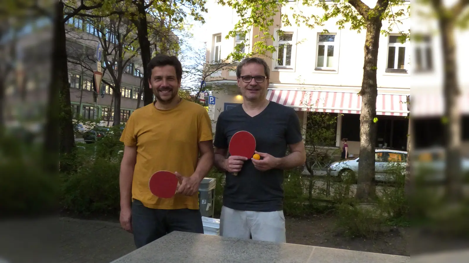 Michael Czisch (links) und Michael Schelle sind Mitglieder im Bezirksausschuss Schwanthalerhöhe und im Organisationsteam fürs erste Tischtennisturnier im Westend. (Foto: Czisch/ Schelle)