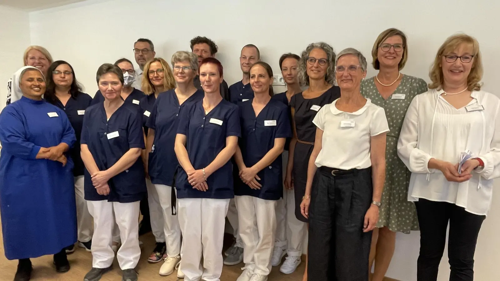 Das Team, das sich um die Hospizbewohner kümmern wird, stellte sich den Festgästen bei der feierlichen Eröffnung vor. (Foto: pst)