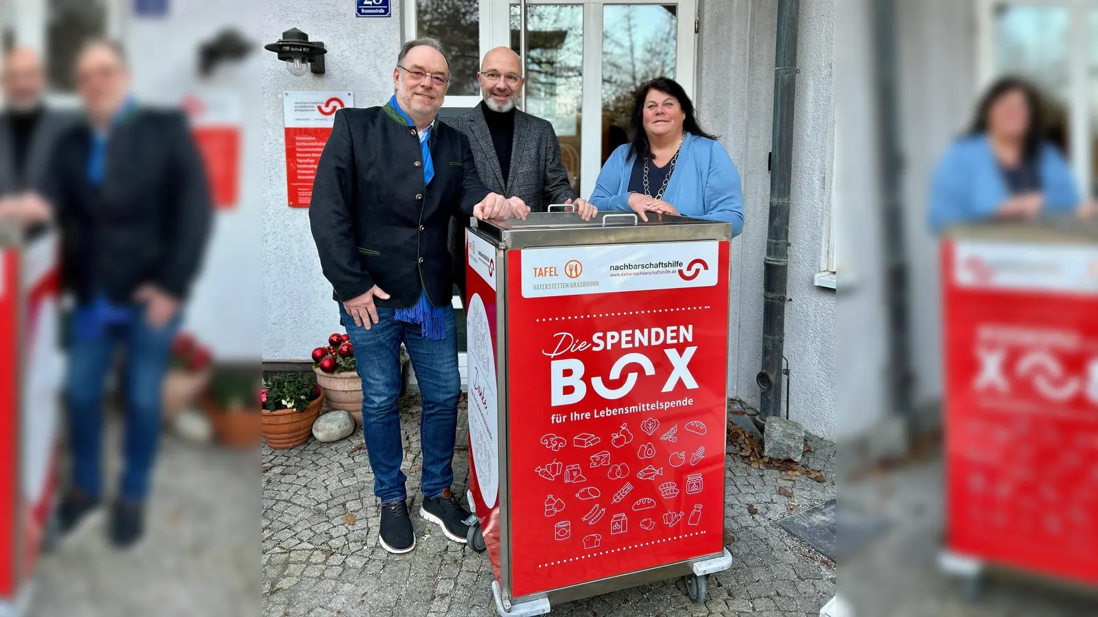 Hubert Hackl, Oliver Westphalen und Sabine Pillau (v.l.) bei der Spendenübergabe. (Foto: NbH Vaterstetten)