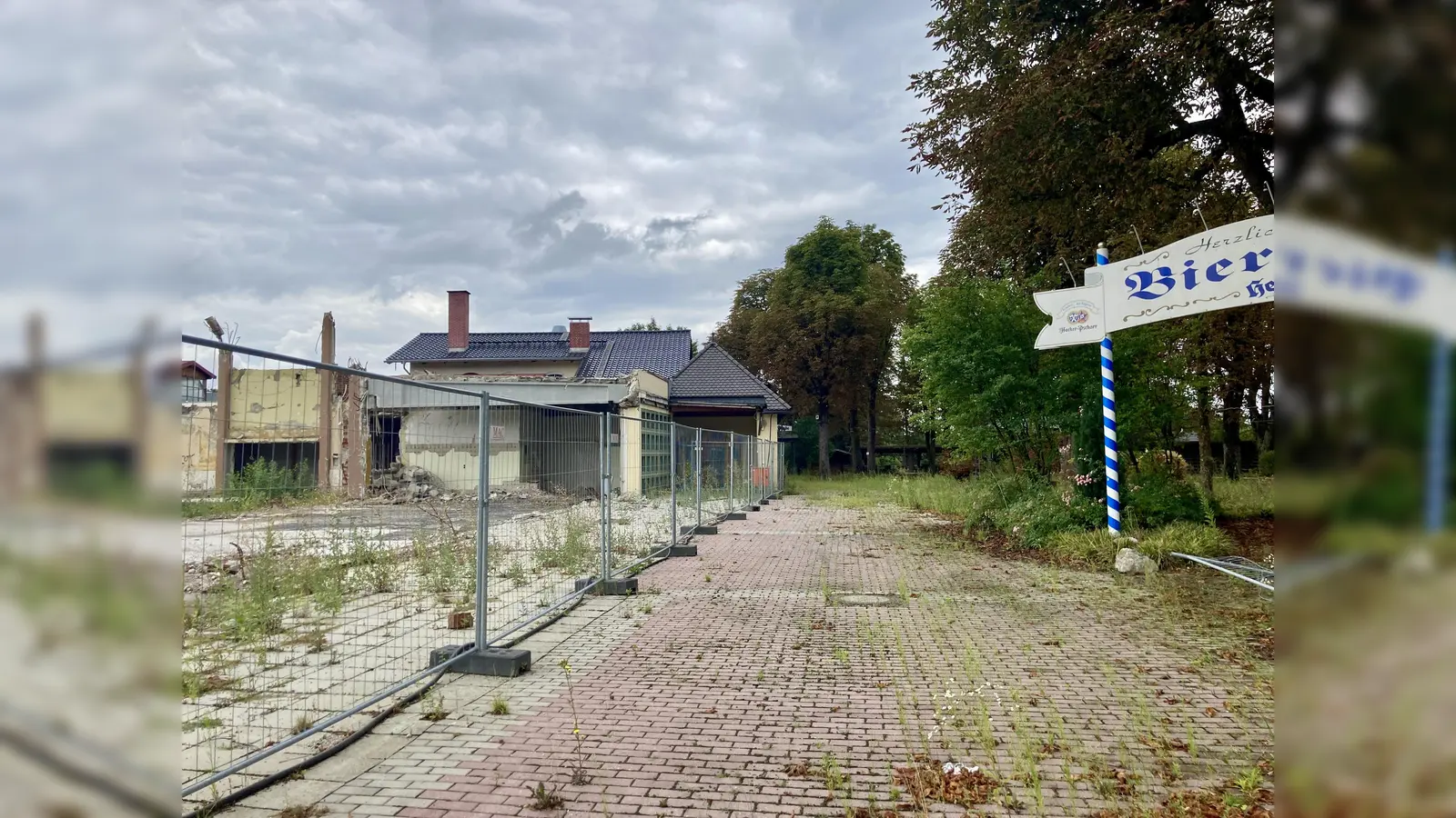 Ödnis statt Biergarten: das Gelände der Heide Volm verfällt zusehends. Ein Verkauf des Grundstücks an die Gemeinde oder an einen Investor ist noch nicht erfolgt. Dies könnte bis Ende des Jahres geschehen, wünschte sich Bürgermeister Hermann Nafziger. (Foto: Ulrike Seiffert)