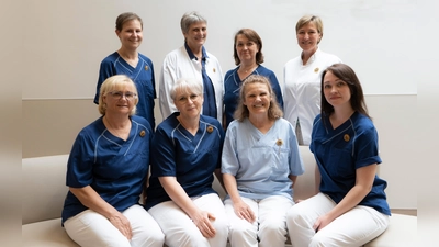 Das Team des Palliativmedizinischen Dienstes Weilheim: (vorne v.l.) Jutta Kilian-Hutterer, Elena Lipphardt, Eva Hartmann, Marina Sapeta, (2. Reihe v.l.) Kirstin Felberg, Dr. Ulla Henning, Jelena Tichonow und Dr. Esther Bureik. (Foto: Krankenhaus Weilheim)