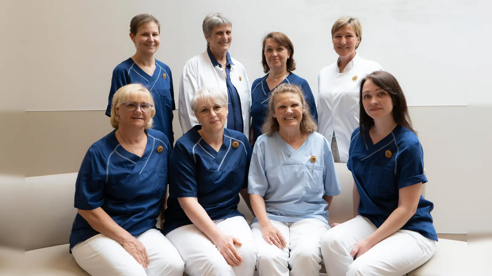 Das Team des Palliativmedizinischen Dienstes Weilheim: (vorne v.l.) Jutta Kilian-Hutterer, Elena Lipphardt, Eva Hartmann, Marina Sapeta, (2. Reihe v.l.) Kirstin Felberg, Dr. Ulla Henning, Jelena Tichonow und Dr. Esther Bureik. (Foto: Krankenhaus Weilheim)