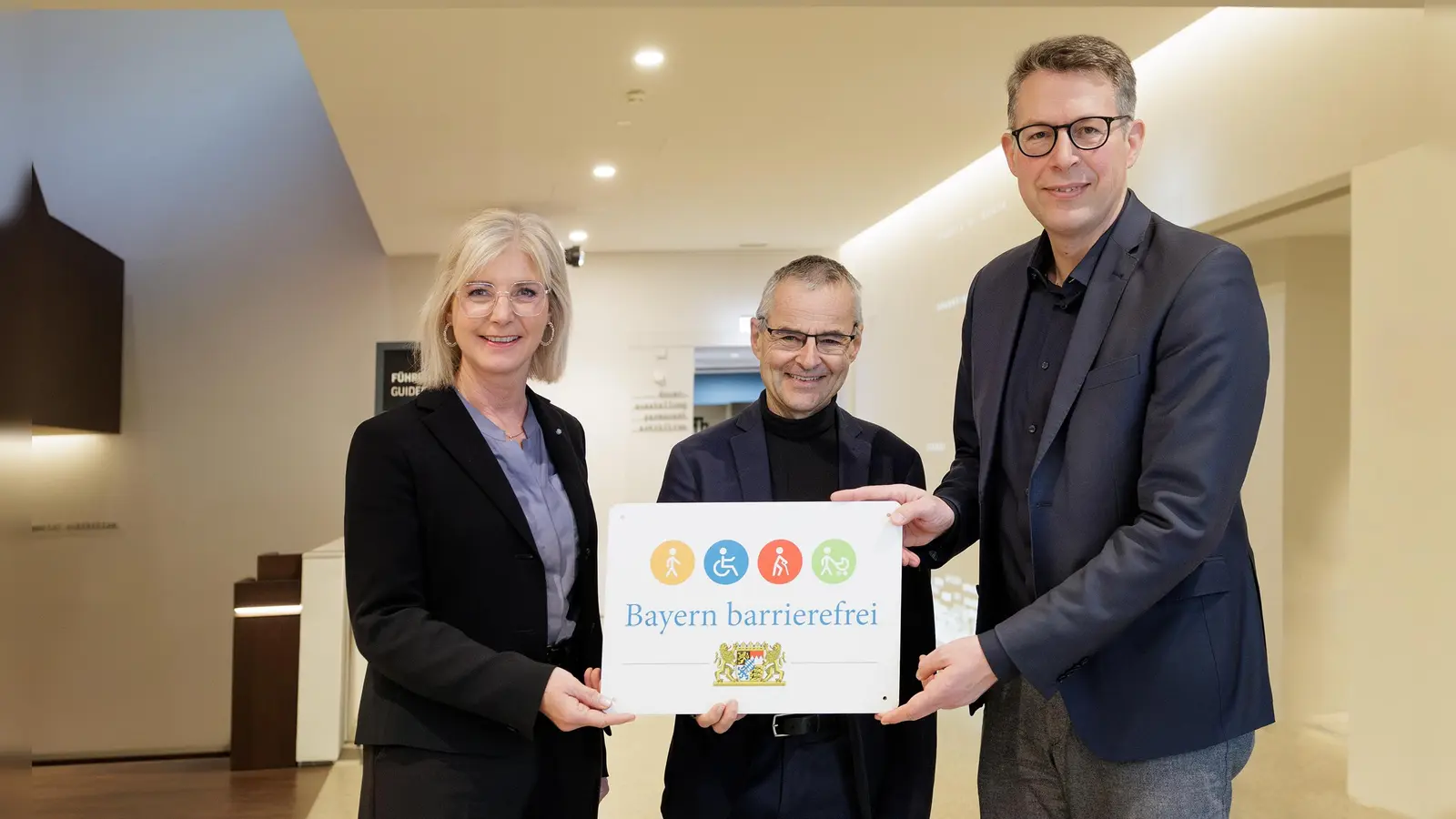 Von links: Sozialministerin Ulrike Scharf, der Direktor der Sammlung, Rupert Gebhard, und Wissenschaftsminister Markus Blume. (Foto: StMAS/Nötel)