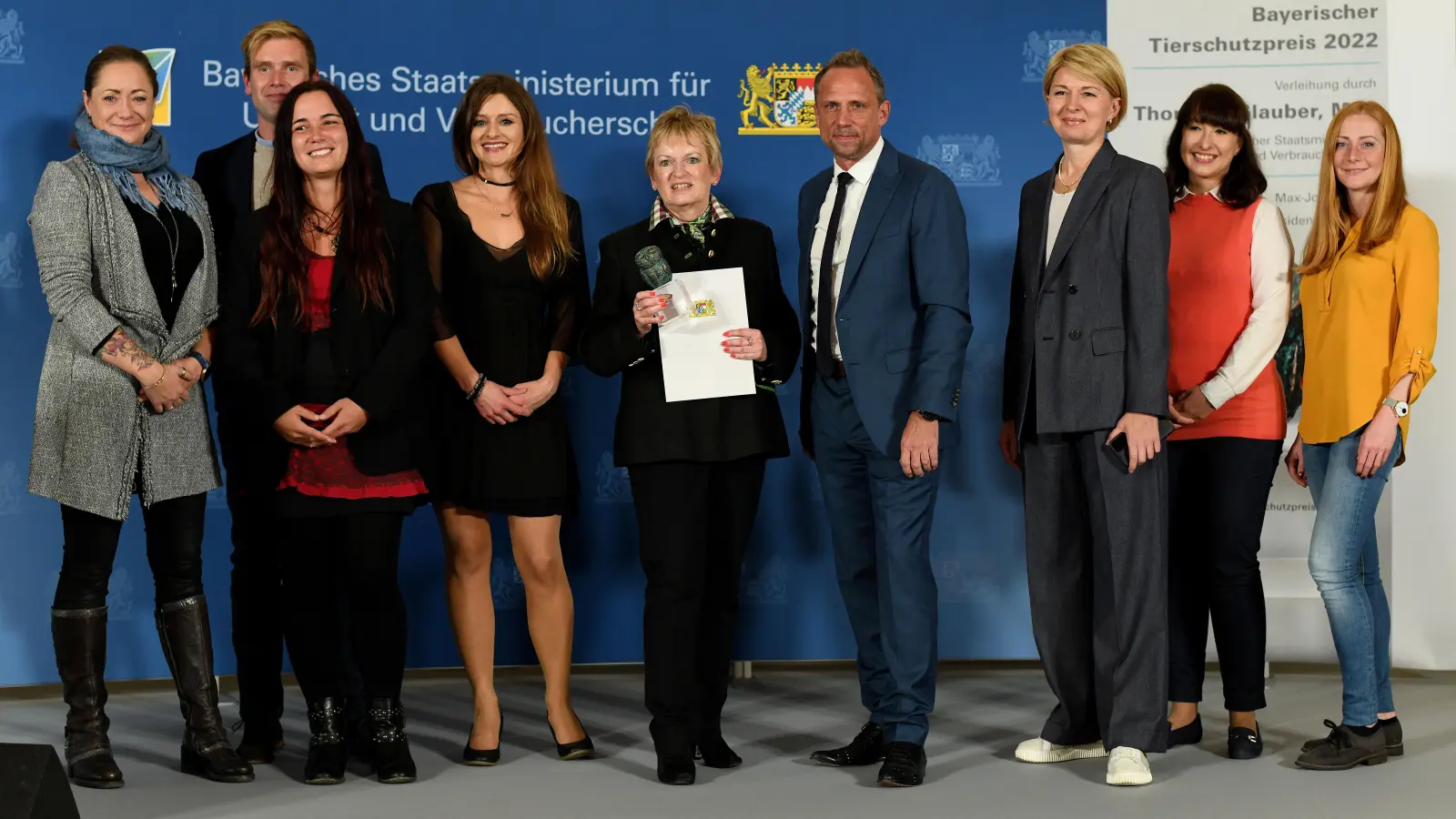 Thorsten Glauber, Bayerischer Staatsminister für Umwelt und Verbraucherschutz, überreichte Vereinsvorstand Carola Runge und ihrem Team den Tierschutzpreis 2022.  (Foto: Tierschutzverein München)