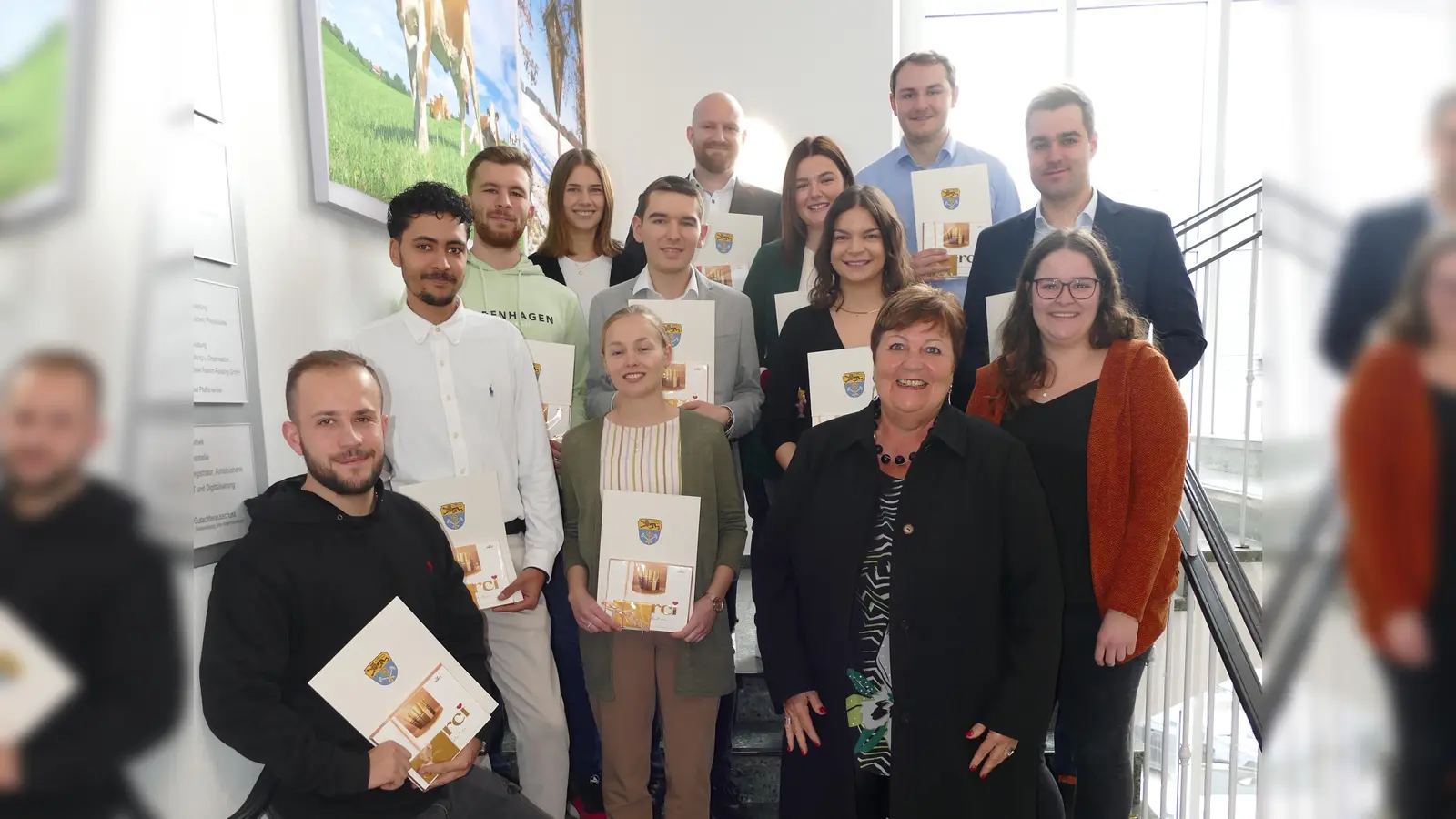 Ein großer Tag für den erfolgreichen Nachwuchs im Landratsamt und auch für die Landrätin (von links): Nico Franken-Blum, Aaron Trautinger, Alexander Schneeweiss, Eva Stenzer, Sophia Schedler, Benjamin Jung, Paul Wendland, Elena Guggenmos, Gina Blessing, Landrätin Andrea Jochner-Weiß, Lukas Englmann, Dominik Walser, Verena Steidl (Ausbilderin) (Foto: Landratsamt)