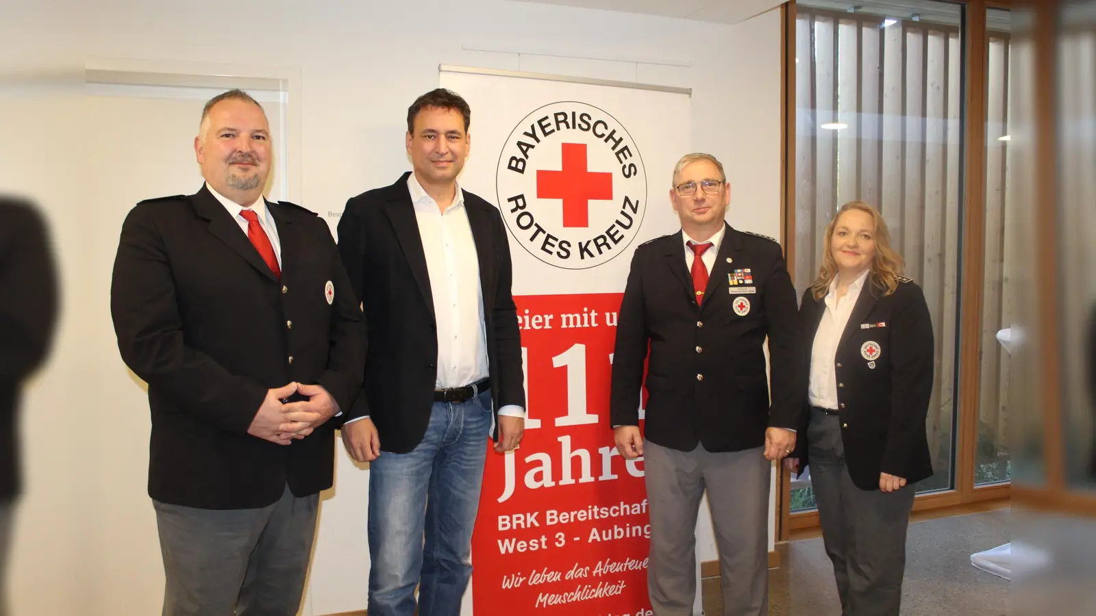 Justizminister Georg Eisenreich (2.v.l.) mit dem neuen Bereitschaftsleiter Marc Wallburg (l.) und seinen Stellvertretern Roland Ahl und Ramona Gesche. (Foto: BRK Aubing)