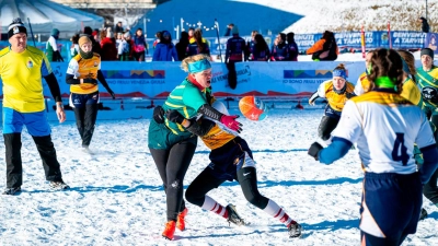 Beim Snow Rugby treten die Teams auf einem kleinen Spielfeld im Schnee an, was Tacklings und Laufwege nahezu unvorhersehbar macht. (Foto: Rugby Club Unterföhring)