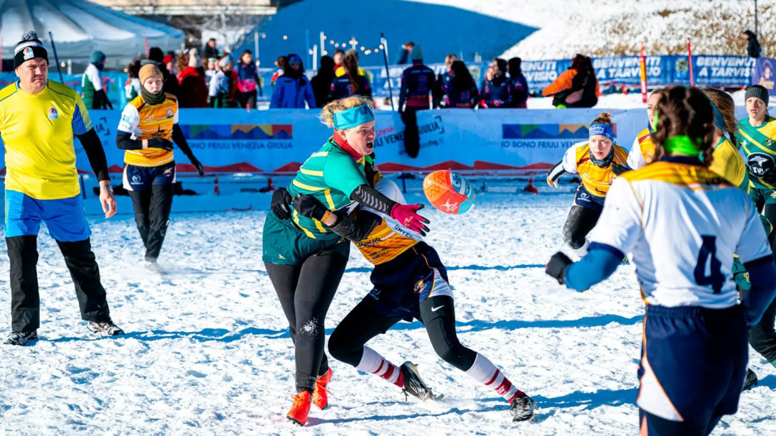 Beim Snow Rugby treten die Teams auf einem kleinen Spielfeld im Schnee an, was Tacklings und Laufwege nahezu unvorhersehbar macht. (Foto: Rugby Club Unterföhring)