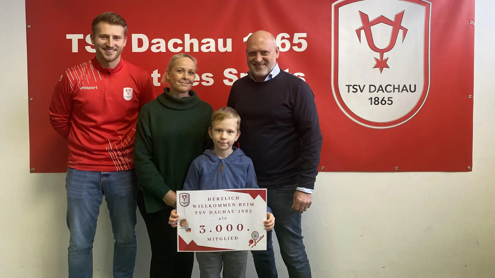 Freude bei der Begrüßung des 3.000. Mitglieds (v.l.): Fabian Kristyn-Petri (Leitung Kindersportschule), Vicky Pohl (Mitgliederverwaltung), Vincent sowie Vereinsvorsitzender Wolfgang Moll. (Foto: TSV Dachau)