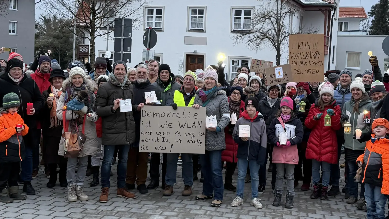 Etwa 300 Menschen versammelten sich in der Seefelder Hauptstraße zu einer Lichterkette für die Demokratie. (Foto: pst)