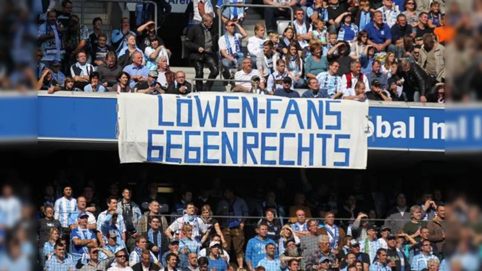 Zeigen Flagge auch außerhalb des Stadions: die Löwenfans gegen Rechts.  (Foto: A. Wild)