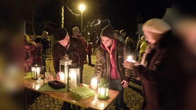 Das Friedenslicht wurde am Marktplatz an die Kirchseeoner verteilt.<br> (Foto: Markt Kirchseeon)