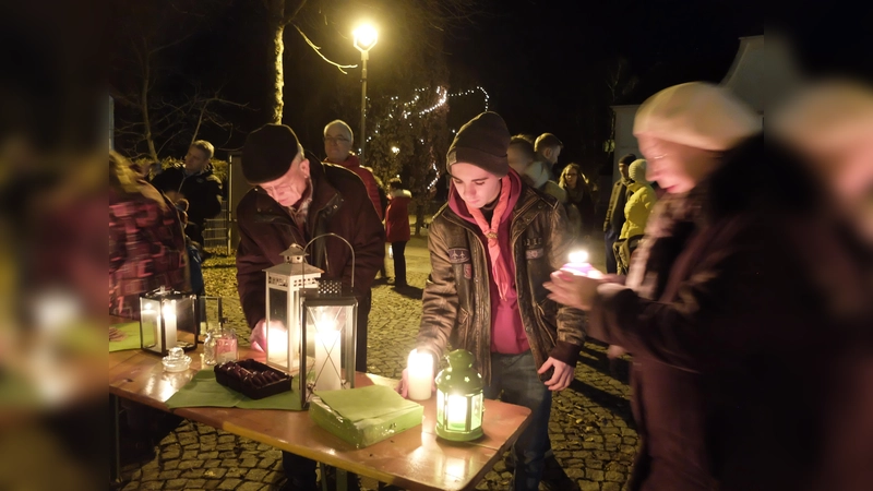 Das Friedenslicht wurde am Marktplatz an die Kirchseeoner verteilt.<br> (Foto: Markt Kirchseeon)