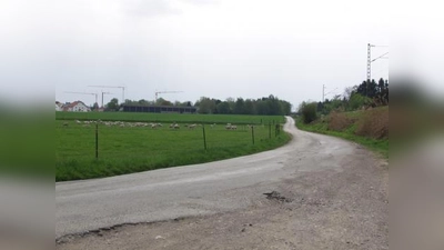 Was aussieht wie eine ländliche Idylle am Rande der Großstadt ist in Wirklichkeit eine äußerst gefährliche Radwegverbindung für Schüler zwischen Lochhausen und Gröbenzell. (Foto: Eva Schraft)