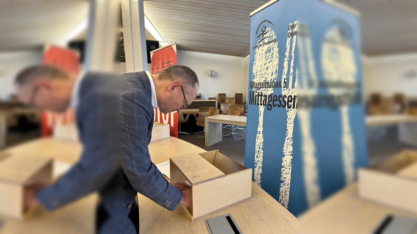 Bernhard Seidenath testet eine Station des Demenz-Parcours. (Foto: Landratsamt Dachau, Sina Török)