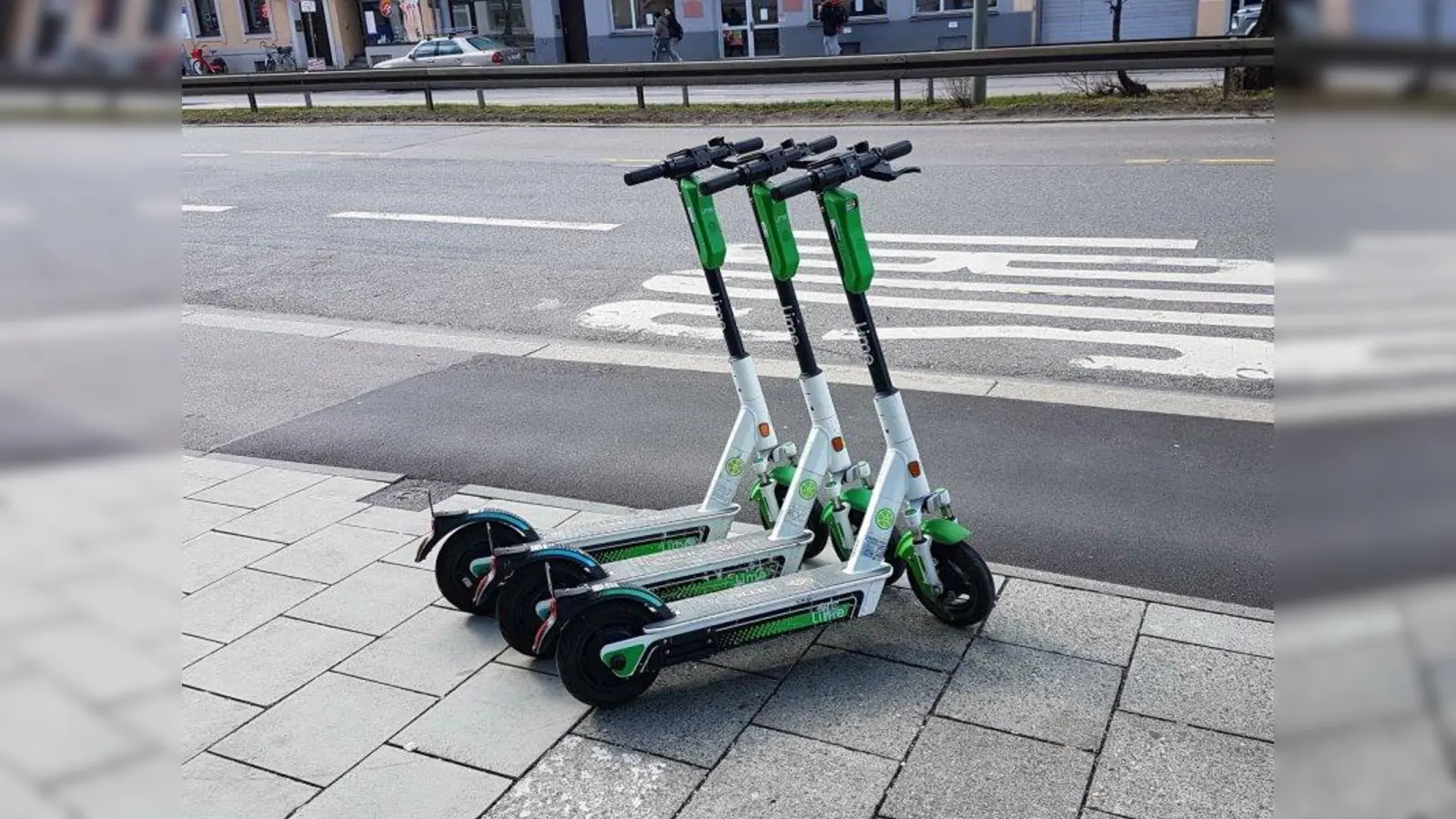 E-Scooter sieht man jetzt in München überall, so wie hier auf der Fürstenrieder Straße in Laim (Foto: kp)