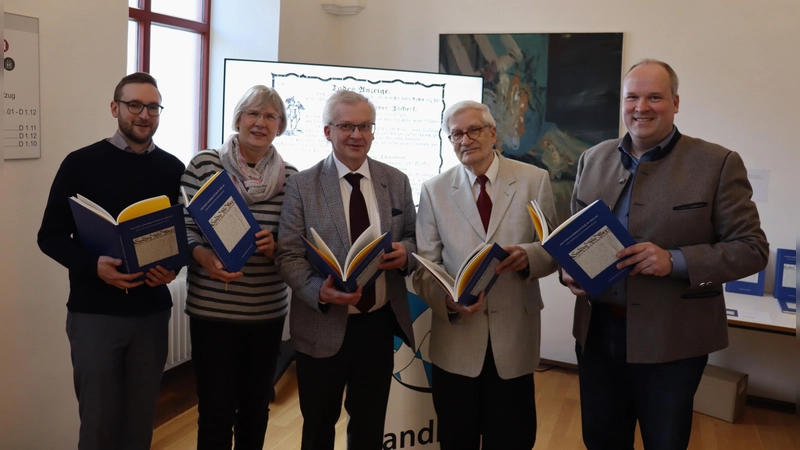 Von links: Kulturreferent Rainer Klier, die Autoren Christine Heinz, Rolf Katzendobler und Falk Bachter sowie Landrat Christoph Göbel mit dem neu erschienenen Buch über das Paulanerkloster in der Au. (Foto: bas)