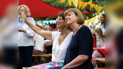 Mit einem emotionalen Sommerfest wurden Renate Zweckerl und Evelin Vanek verabschiedet. (Foto: Montessori Kinderhaus)