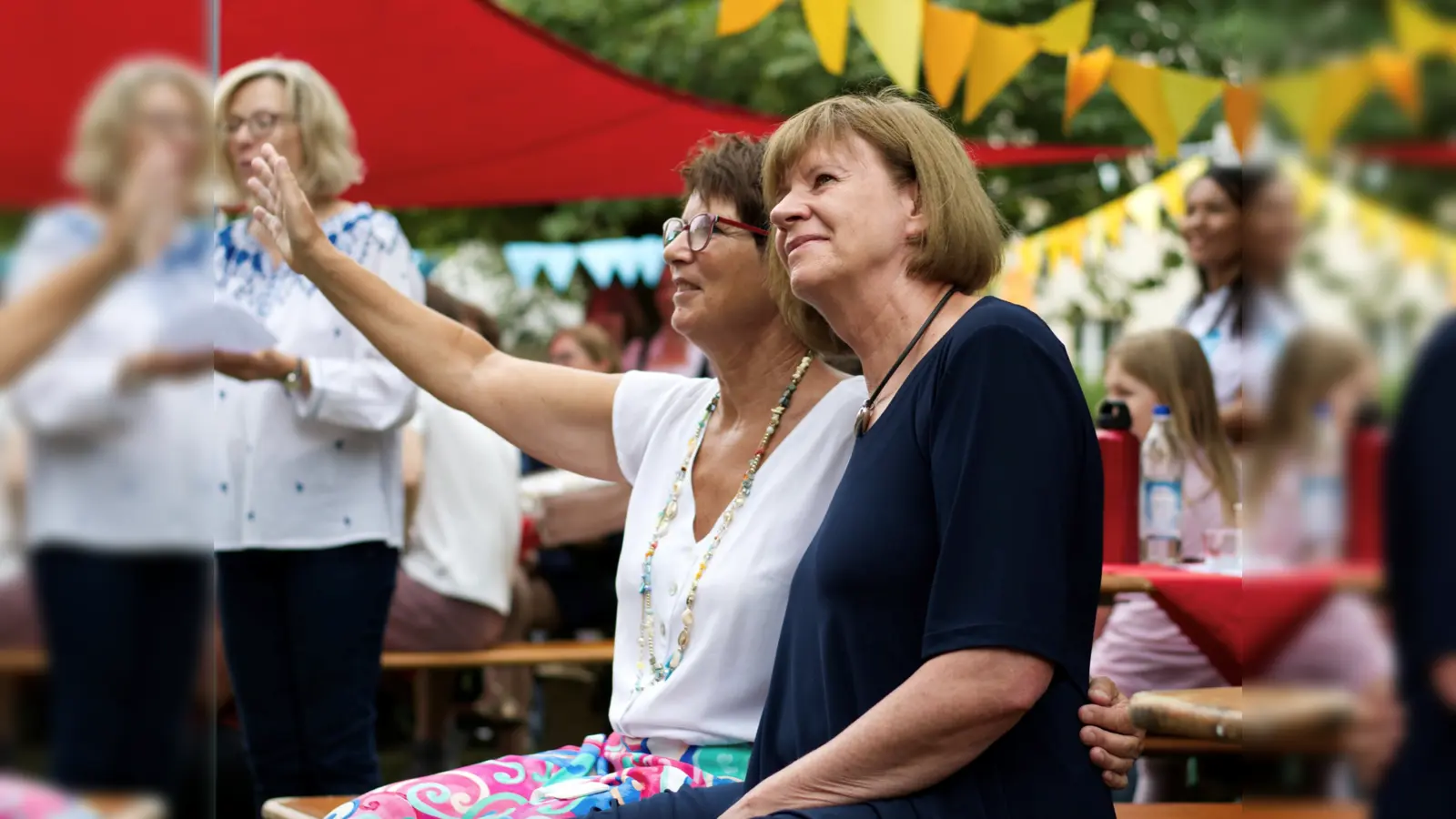 Mit einem emotionalen Sommerfest wurden Renate Zweckerl und Evelin Vanek verabschiedet. (Foto: Montessori Kinderhaus)